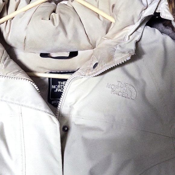 The North Face Women's Beige Parka with Faux Fur Hood Large size pre-owned. - Picture 5 of 12